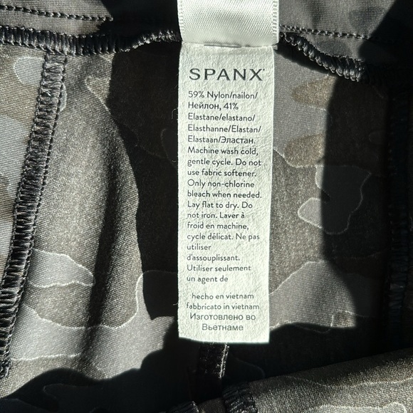 Spanx stretchy pull on shorts - Picture 4 of 4
